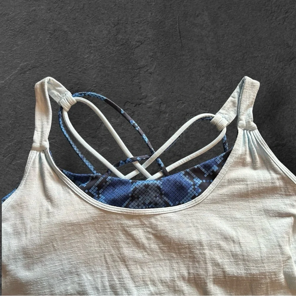 Lululemon Women's 4 Blue Snake Print Flow Y Tank Built-in Bra Pilates Aesthetic - Picture 4 of 9